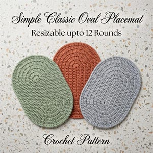 Puede incluir: Tres manteles individuales ovalados de ganchillo en verde salvia, naranja terracota y gris claro. El texto dice Simple Classic Oval Placemat, Resizable upto 12 Rounds, Crochet Pattern. Cada mantel presenta un patrón de puntos uniforme.