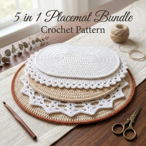 Puede incluir: Un documento de patrón de ganchillo 5 in 1 Placemat Bundle que muestra una pila de tres manteles individuales redondos tejidos en blanco y beige con bordes de encaje, junto a un ganchillo de madera y unas tijeras de metal.