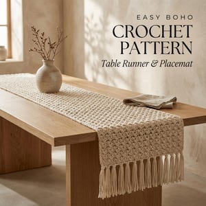Puede incluir: Un camino de mesa de ganchillo color crema con un patrón de puntos texturizado y flecos largos en los extremos. El texto EASY BOHO CROCHET PATTERN Table Runner & Placemat aparece en letras negras sobre el camino en una mesa de madera.