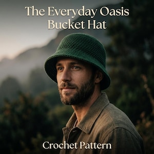 Puede incluir: Un sombrero de pescador de ganchillo verde oscuro con un patrón de punto tejido y texturizado. El texto "The Everyday Oasis Bucket Hat" y "Crochet Pattern" aparece en letras blancas sobre el fondo de la imagen.