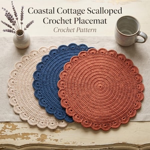Peut inclure: Trois sets de table crochetés de couleur crème, bleu et rouille. Chaque tapis circulaire a un bord festonné et un motif en spirale. Le texte "Coastal Cottage Scalloped Crochet Placemat Crochet Pattern" est en haut.