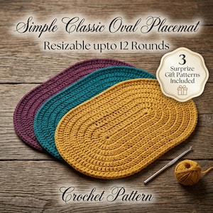 Może przedstawiać: Wzór szydełkowy na owalną podkładkę Simple Classic Oval Placemat z możliwością powiększenia do 12 okrążeń. Obraz przedstawia trzy owalne podkładki w kolorze fioletowym, morskim i musztardowym, srebrne szydełko oraz kłębek włóczki.