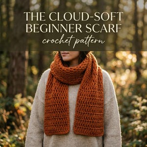 Może przedstawiać: Gruby, szydełkowany szalik w kolorze wypalonej pomarańczy o teksturowanym wzorze ściegu. Obraz zawiera tekst THE CLOUD-SOFT BEGINNER SCARF crochet pattern w białych i złotych literach na rozmytym tle lasu.