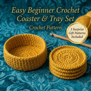 Könnte beinhalten: Ein senfgelbes Häkelset für Untersetzer und Schalen mit dem Text Easy Beginner Crochet Coaster & Tray Set, Crochet Pattern und 3 Surprise Gift Patterns Included, inklusive einer Holzhäkelnadel und einem Garnknäuel.