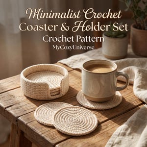 以下が含まれることがあります： ナチュラルクリーム色のミニマリストかぎ針編みコースターとホルダーのセット。セットには、コースター付きのホルダーと、コースターの上にコーヒーが入ったマグカップが含まれています。画像には「Minimalist Crochet Coaster & Holder Set Crochet Pattern MyCozyUniverse」と書かれています。