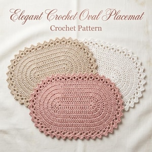 Puede incluir: Tres manteles individuales ovalados de ganchillo en beige, blanco y rosa empolvado, cada uno con un diseño ovalado central sólido rodeado por un borde festoneado decorativo. El texto "Elegant Crochet Oval Placemat Crochet Pattern" aparece arriba.