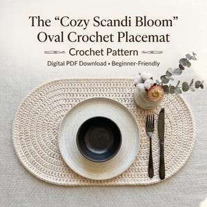 Könnte beinhalten: Ein cremefarbener, ovaler Häkel-Tischset mit Teller, Schüssel, Gabel und Messer. Der Tischset ist handgefertigt mit einem strukturierten Stich. Der Text auf dem Bild lautet "The Cozy Scandi Bloom Oval Crochet Placemat Crochet Pattern".