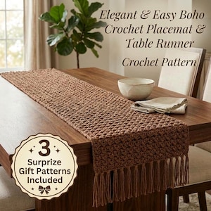 Op de afbeelding: Een bruine gehaakte tafelloper met een gestructureerd steekpatroon en franjes aan de uiteinden. De tekst luidt: Elegant & Easy Boho Crochet Placemat & Table Runner Crochet Pattern. Een cirkelvormig embleem vermeldt: 3 Surprize Gift Patterns Included.