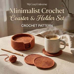 Op de afbeelding: Een haakpatroon voor een onderzetter- en houderset getiteld MyCozyUniverse Minimalist Crochet Coaster & Holder Set. De set bevat ronde, roestkleurige gehaakte onderzetters, een bijpassende ronde houder, een houten haaknaald en garen.