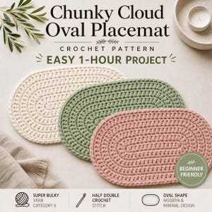 Könnte beinhalten: Drei ovale gehäkelte Platzsets in Creme, Grün und Rosa. Die Platzsets sind aus dickem Garn und einem halben Doppelstäbchen gefertigt. Der Text auf dem Bild lautet "Chunky Cloud Oval Placemat" und "Easy 1-Hour Project". Das Design ist anfängerfreundlich.