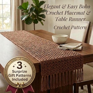 Op de afbeelding: Een bruine gehaakte tafelloper met franjes, voorzien van de tekst Elegant & Easy Boho Crochet Placemat & Table Runner Crochet Pattern en een gouden ronde badge met de tekst 3 Surprize Gift Patterns Included.