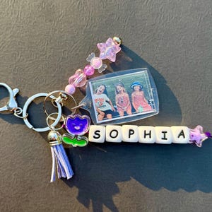 Llavero de silicona personalizado con nombre, dije de foto de doble cara, cuentas y borla