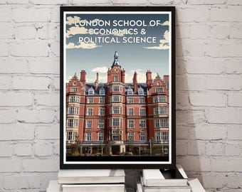 Könnte beinhalten: Gerahmter Druck mit dem Gebäude der London School of Economics & Political Science. Das Bild zeigt eine detaillierte Illustration der roten Backsteinarchitektur unter blauem Himmel mit Wolken. Der Text "LONDON SCHOOL OF ECONOMICS & POLITICAL SCIENCE" steht oben.