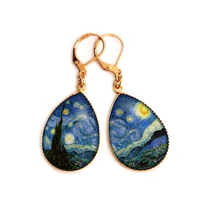 Könnte beinhalten: Ein Paar goldfarbene Ohrringe mit einem tropfenförmigen Design. Jeder Ohrring zeigt ein blaues und gelbes Gemälde eines sternenklaren Nachthimmels.