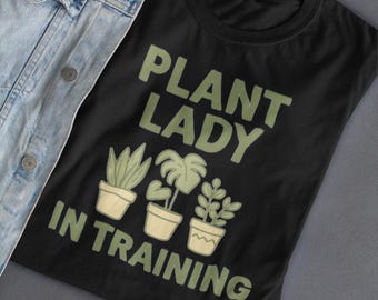 Koszulka „Plant Lady in Training”: Zabawna koszulka dla miłośniczki roślin doniczkowych