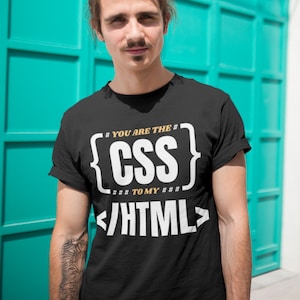 Może przedstawiać: Czarny t-shirt z białym tekstem, który brzmi "# YOU ARE THE # {CSS} ###TOMY### </HTML>"