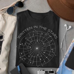 Geschrieben in den Sternen Shirt, himmlische Sternzeichen Konstellation T-Shirt, minimale Astrologie Sternenkarte Geschenk, kosmisches Universum Shirt für Sternenliebhaber