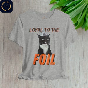 Maglietta unisex con gatto e cappello di carta stagnola: divertente teoria del complotto immagine 7
