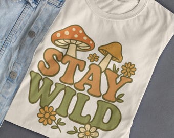 Stay Wild Mushroom Graphic Tee: Retro Cottagecore blommönster