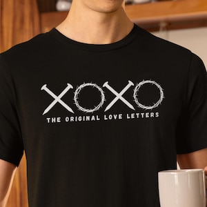 Camiseta com as cartas de amor originais, camiseta cristã XOXO Nails and Crown of Thorns, presente de Páscoa baseado na fé, camiseta religiosa com o amor de Jesus