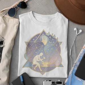 Camiseta de Herrero Astral / Camiseta de Forja Cósmica con Estrellas y Constelaciones / Camiseta de Arte de Alquimia Celestial / Regalo Místico Unisex