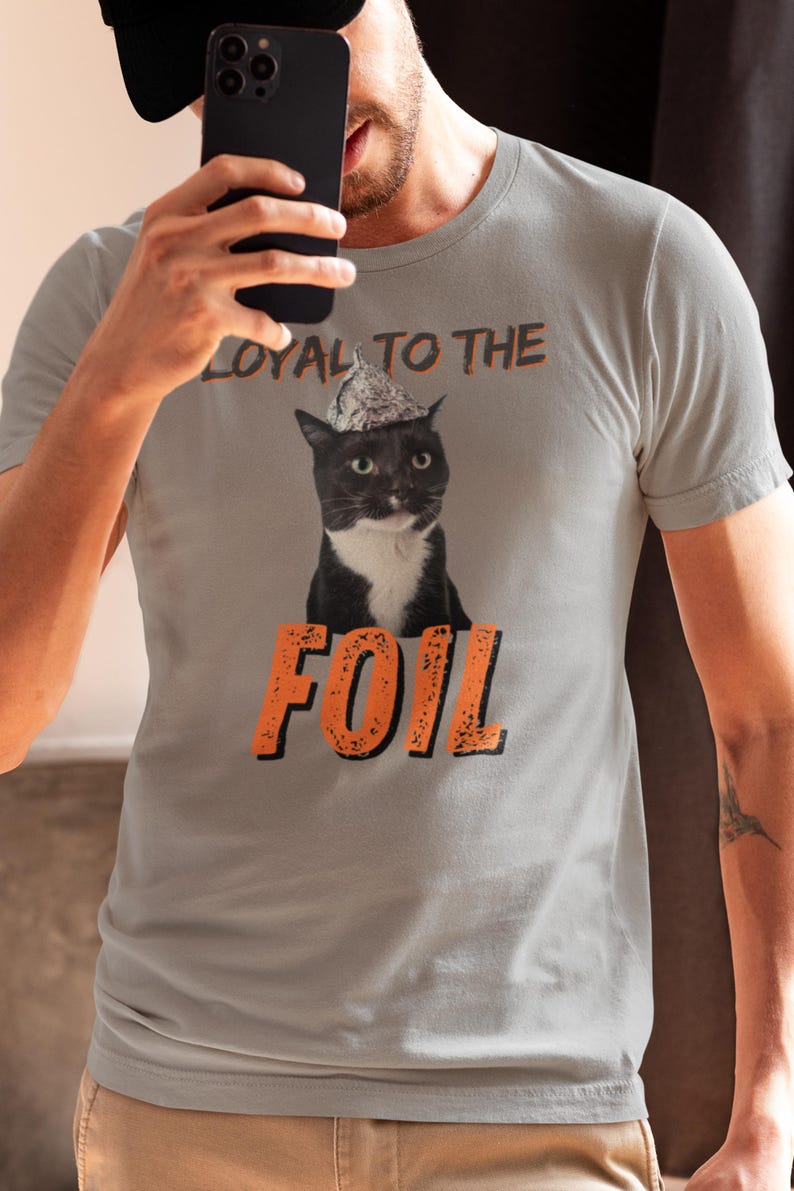 Maglietta unisex con gatto e cappello di carta stagnola: divertente teoria del complotto immagine 3