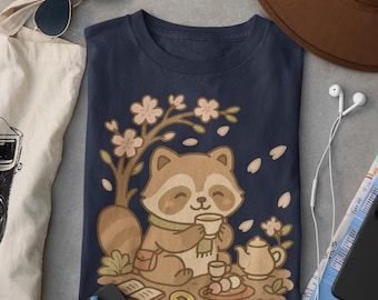 Maglietta Tanuki Tea Time Comfort Colors: Picnic giapponese con fiori di ciliegio