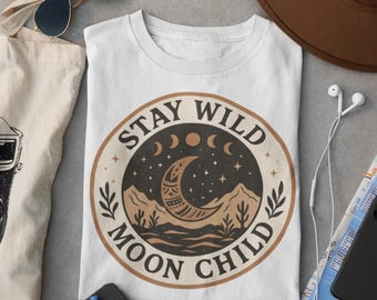 Camiseta infantil Stay Wild Moon: Camiseta bohemia de montaña celestial