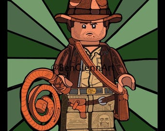 Op de afbeelding: Een Lego minifiguur van Indiana Jones, die een bruin leren jack, een beige shirt en een bruine hoed met een patroon draagt. Hij houdt een zweep in zijn rechterhand en heeft een serieuze uitdrukking op zijn gezicht. De achtergrond is een groen en wit radiaal patroon.