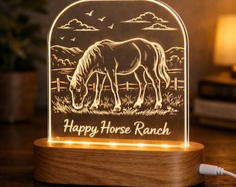 Lámpara de noche infantil de acrílico con grabado de un caballo en un rancho.