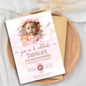Aanpasbaar roze babythema 1e verjaardagsuitnodigingen, RSVP, bedankkaart, aangepaste leeftijd en foto, direct downloaden, bewerkbare sjablonen, A106