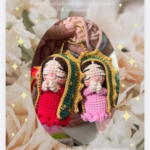 Puede incluir: Dos llaveros de ganchillo de la Virgen de Guadalupe, uno rojo y otro rosa, con halos y detalles dorados. El texto "PATRON LLAVERO VIRGEN DE GUADALUPE" es visible. El diseño es de jennyavilacrochet.