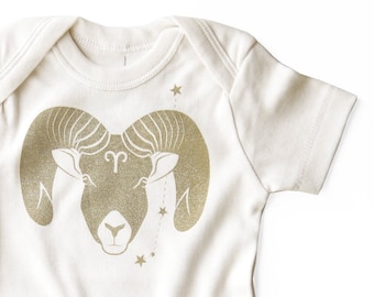 Widder Baby Body mit Gold Sternzeichen Widder, Bio Baumwolle