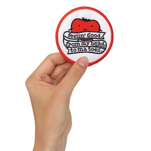 Puede incluir: Parche bordado rojo y blanco con un tomate de dibujos animados y el texto "feelin' good. from my head to ma toes."