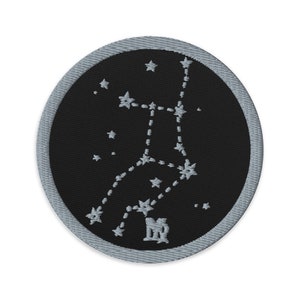 以下が含まれることがあります： 双子座の星座と「♊」のシンボルが中央に刺繍された黒と銀の刺繍パッチです。