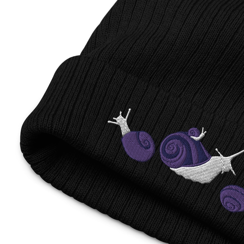 Bonnet recyclé escargot, Broderie d'escargots violets, Bonnet côtelé, Bonnet noir, Chapeau noir, Joli bonnet femme, Bonnet brodé image 1