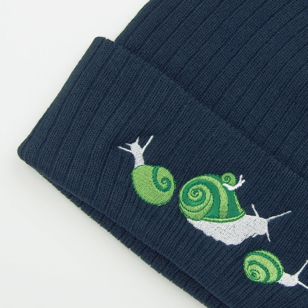 Bonnet recyclé escargot, Bonnet vert escargot, Broderie d'escargots, Bonnet côtelé, Bonnet bleu marine, Chapeau vert, Joli bonnet femme, Bonnet brodé