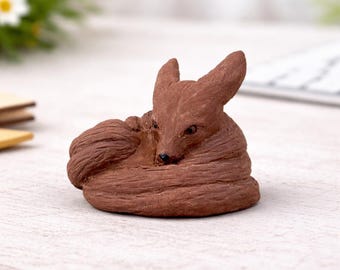Figura de arcilla hecha a mano de zorro de nueve colas para la ceremonia del té, estatua del zorro Kyubi, decoración para la ceremonia del té, compañero de té Wabi Sabi, regalo único