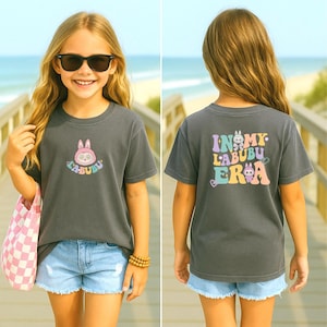 Camiseta para niñas "In My Labubu Era" / Camiseta juvenil "Pop Mart Monster" / Camiseta con gráficos delanteros y traseros de Labubu / Camiseta con gráficos modernos para niños