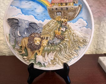 1996 &quot;Noah&#39;s Ark Collector Plate RAINBOW OF PROMISE&quot; created by artist Linda Undernehr. An 8-inch porcelain plate. Very detailed, mint.