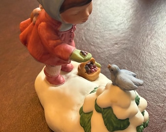 1986 Avon "We Wish You a Merry Christmas" Musical Porcelain Figurine.