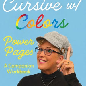 以下が含まれることがあります： 「Master Cursive w/ Colors」というタイトルのワークブックで、「Power Pages」という言葉が黄色で書かれています。「Colors」という言葉は虹色です。メガネをかけた女性とグレーの帽子が上を指しています。「A Companion Workbook」というテキストが一番下にあります。