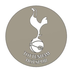 Könnte beinhalten: Ein grauer Kreis mit einem weißen Hahn, der auf einem weißen Fußball steht. Der Text "Tottenham Hotspur" steht unter dem Ball.