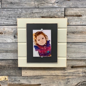 Picture frame holds 4x6 photo wall hanging