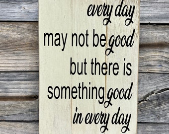 Chaque jour n’est peut-être pas bon, mais il y a quelque chose de bon dans chaque jour citer un signe en bois