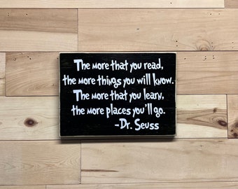 Plus vous lisez, plus vous savez de choses, plus vous en apprenez, plus vous irez dans d’endroits. Le Dr Seuss cite un panneau en bois