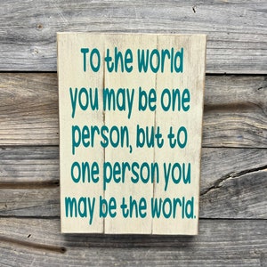 Für die Welt bist du vielleicht eine Person, aber für die eine Person bist du vielleicht die Welt. Dr. Seuss Zitat Holzschild