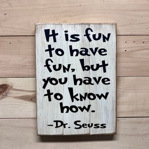 Es macht Spaß, Spaß zu haben, aber man muss wissen, wie. Dr. Seuss Spruch Holzschild