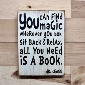Hierin sind Zauberbücher zu finden. Dr. Seuss Zitat Holzschild