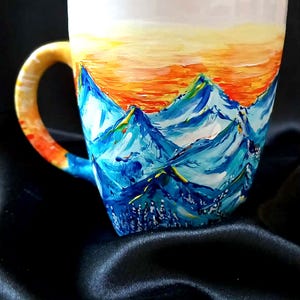 Handbemalter Keramikbecher „Berge“, ein einzigartiges Geschenk für Bergliebhaber, bemalter Becher mit Berglandschaft, künstlerische Keramik